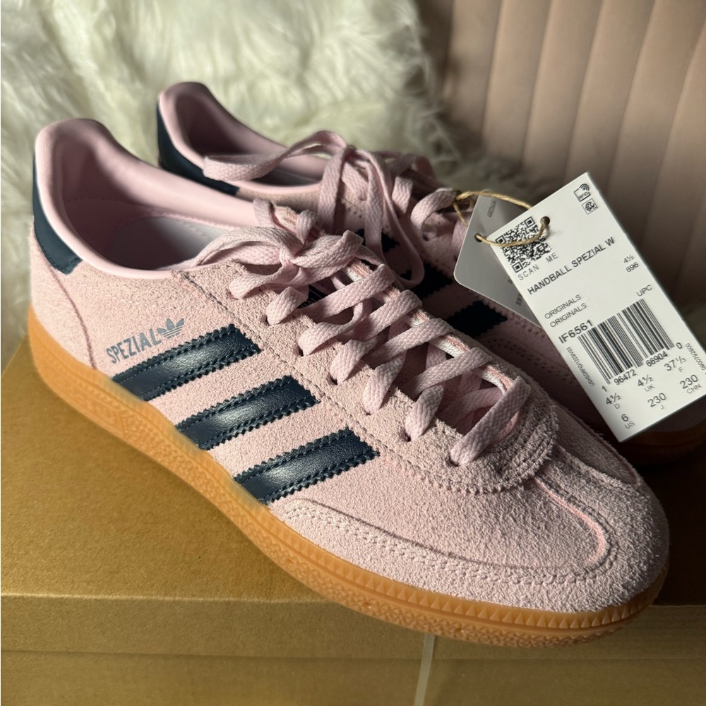 NWT Adidas Women's Handball Spezial Pink and Deep Navy Sneakers! 🩷💙